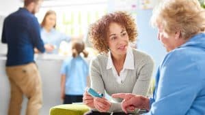 Patient / Arzt Besprechung zum Thema Asthma